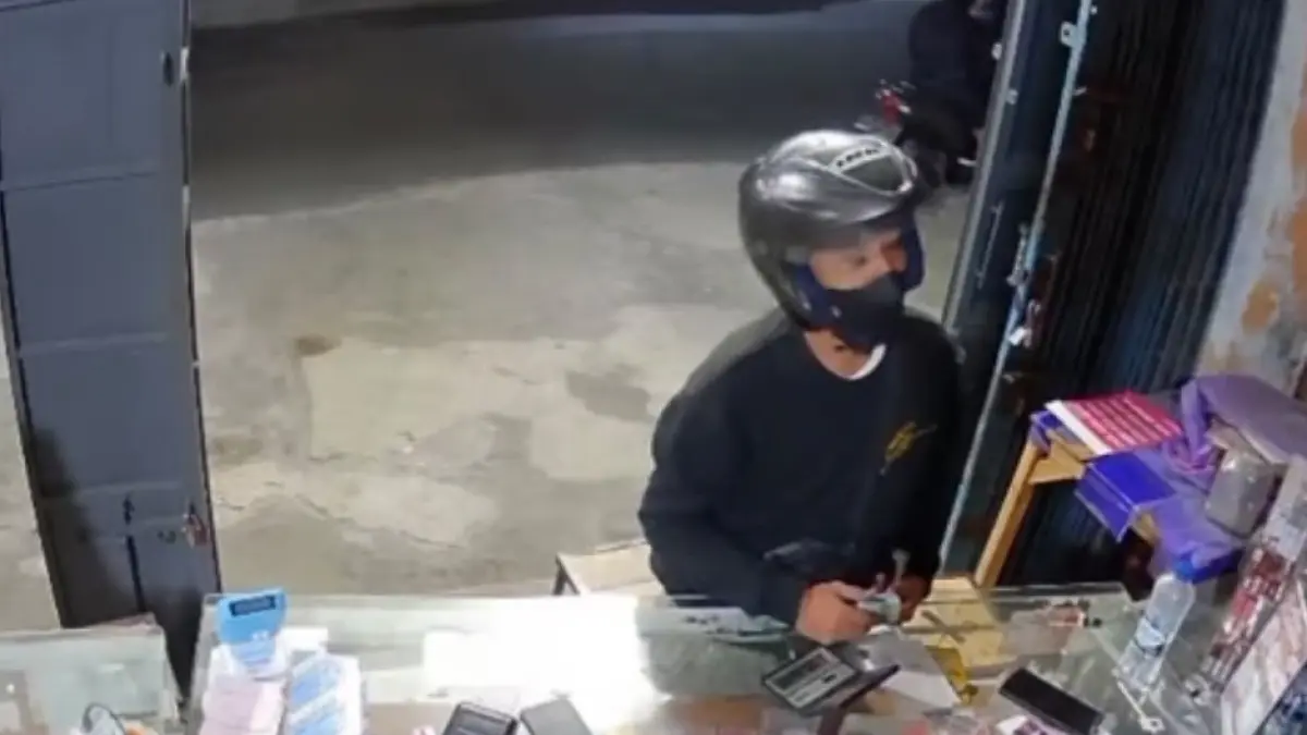Tangkapan layar pelaku pencurian HP di  Kiringan Cell, Desa Kiringan, Kecamatan Boyolali, Senin (24/8/2026) sekitar pukul 20.02. (ISTIMEWA)