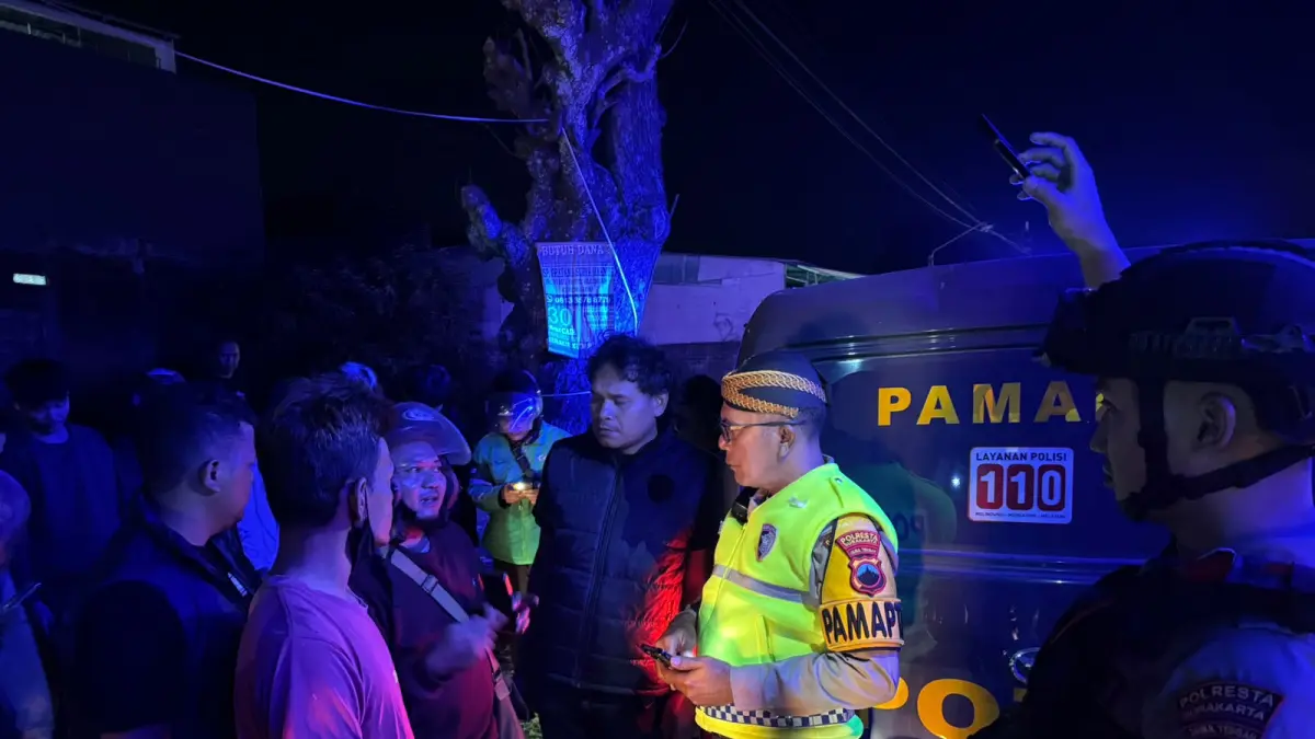 Warga dan polisi amankan pencuri sepeda motor di Kadipiro Solo yang tertangkap di Gondangrejo, Karanganyar. (Istimewa)