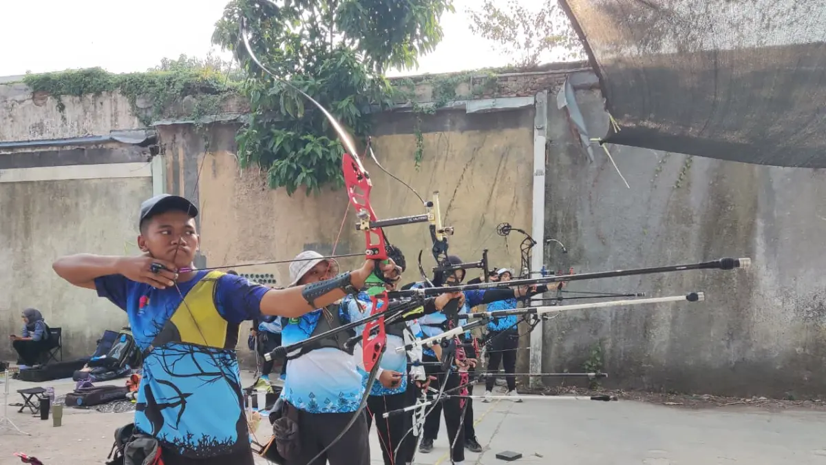 Atlet panahan Kota Solo jalani latihan di lapangan UMS, Jalan. Adi Sucipto 84, Kerten, Laweyan. (Hernindya Jalu/Radar Solo)