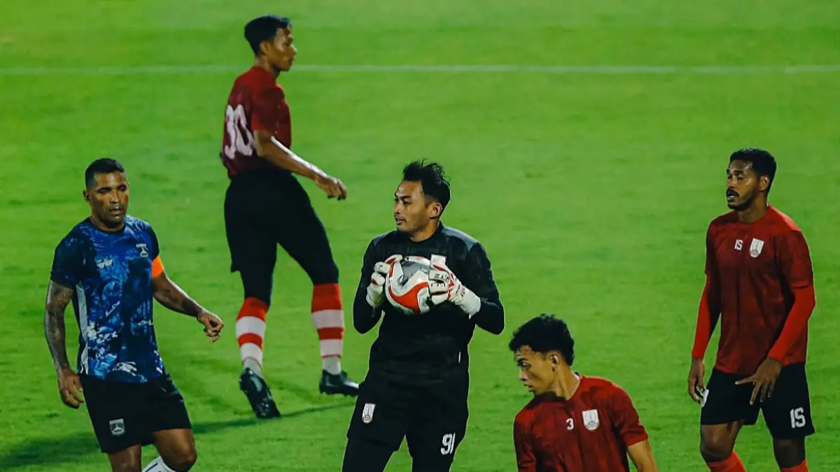 BANGUN CHEMISTRY: Para pemain Persis Solo jalan uji coba dengan Java United di Stadion Kebogiro, Minggu (23/8). (TIM MEDIA PERSIS SOLO) 