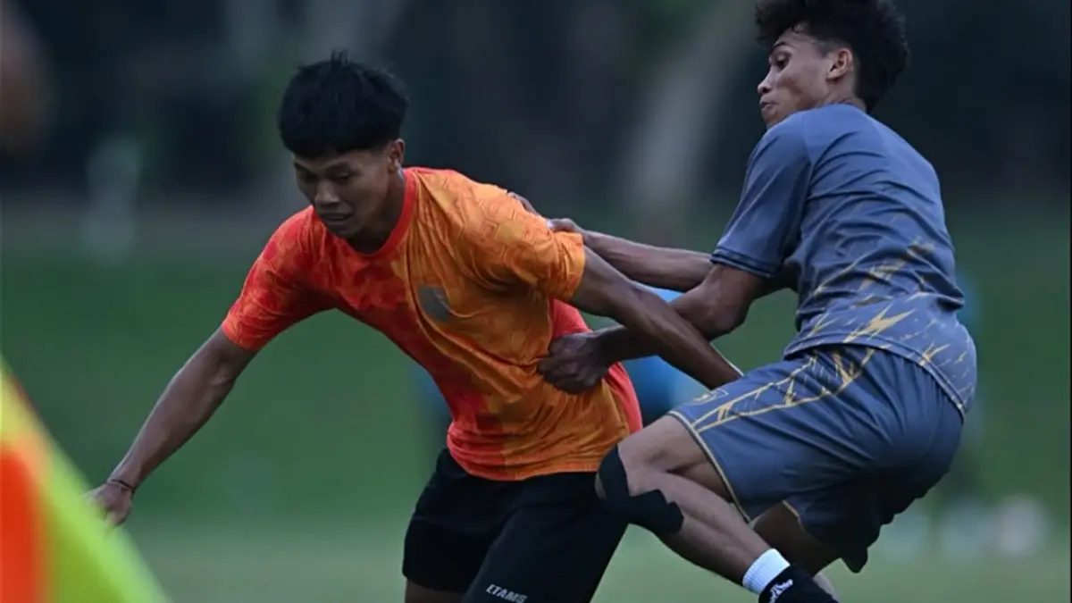 BERJIBAKU: Bintang Garudayaksa FC Andik Vermansyah dikawal ketat pemain Borneo FC. (TIM MEDIA BORNEO FC(
