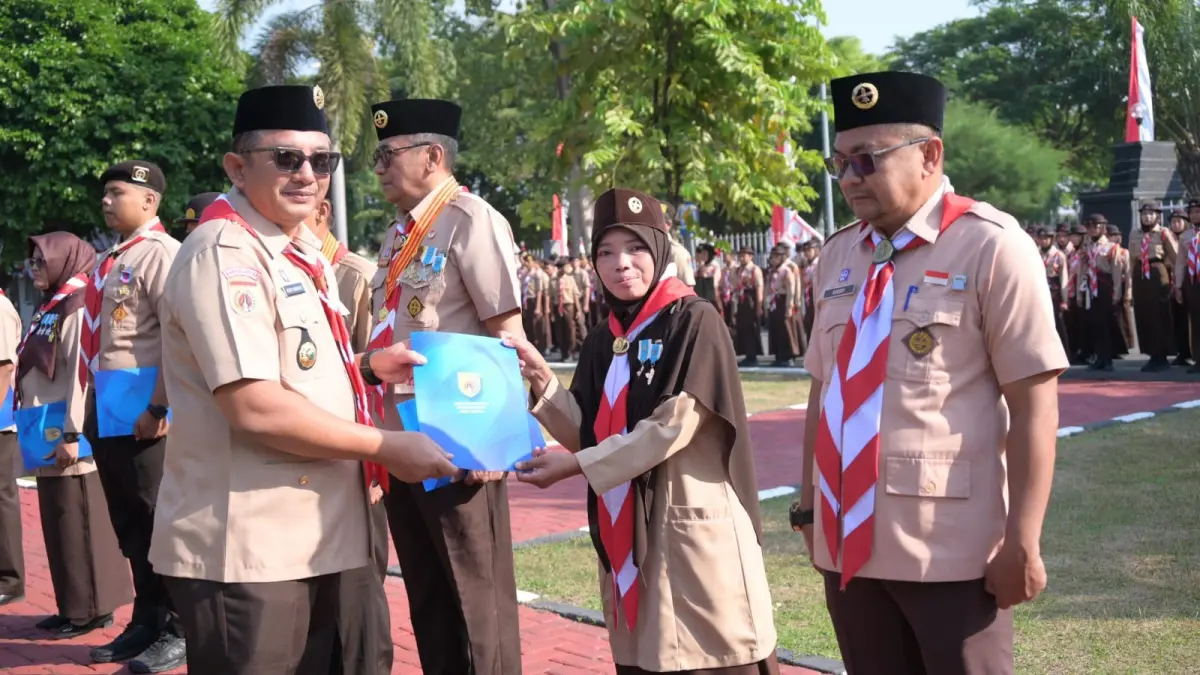 Bupati Karanganyar Rober Chrsitanto saat mengikuti upacara Peringatan Hari Pramuka ke-65 yang digelar khidmat di halaman Kantor Bupati Karanganyar, Rabu (26/8/2026) pagi. (Rudi Hartono/Radar Solo)