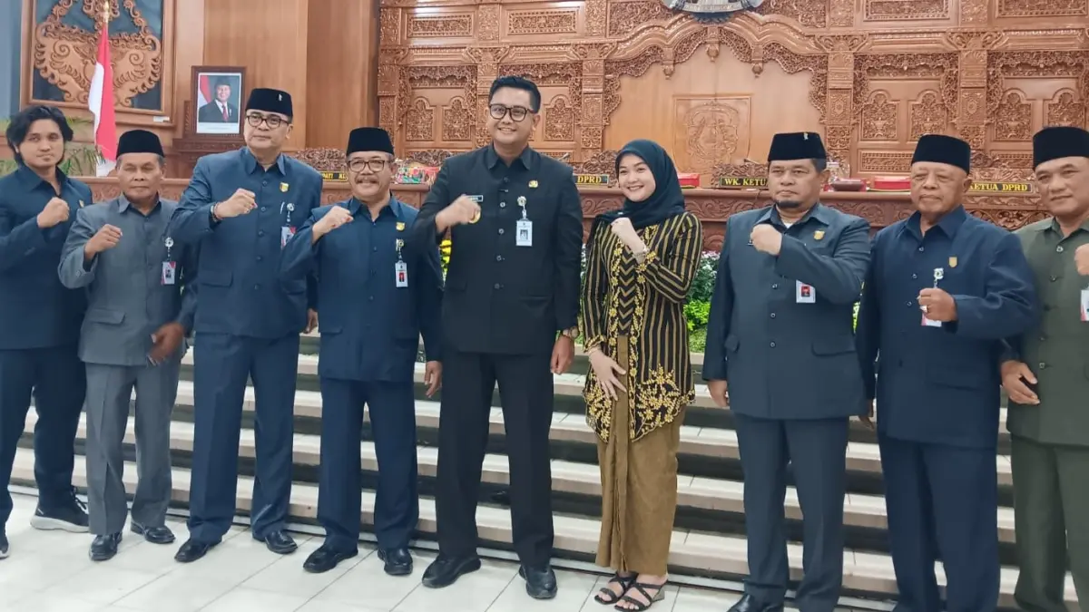 Bupati Klaten Hamenang Wajar Ismoyo (lima dari kiri) dan Wakil Bupati Klaten Terpilih Mahanni Yulindha Pratiwi bersama unsur pimpinan DPRD Klaten, Rabu (26/8/2026). (ANGGA PURENDA)