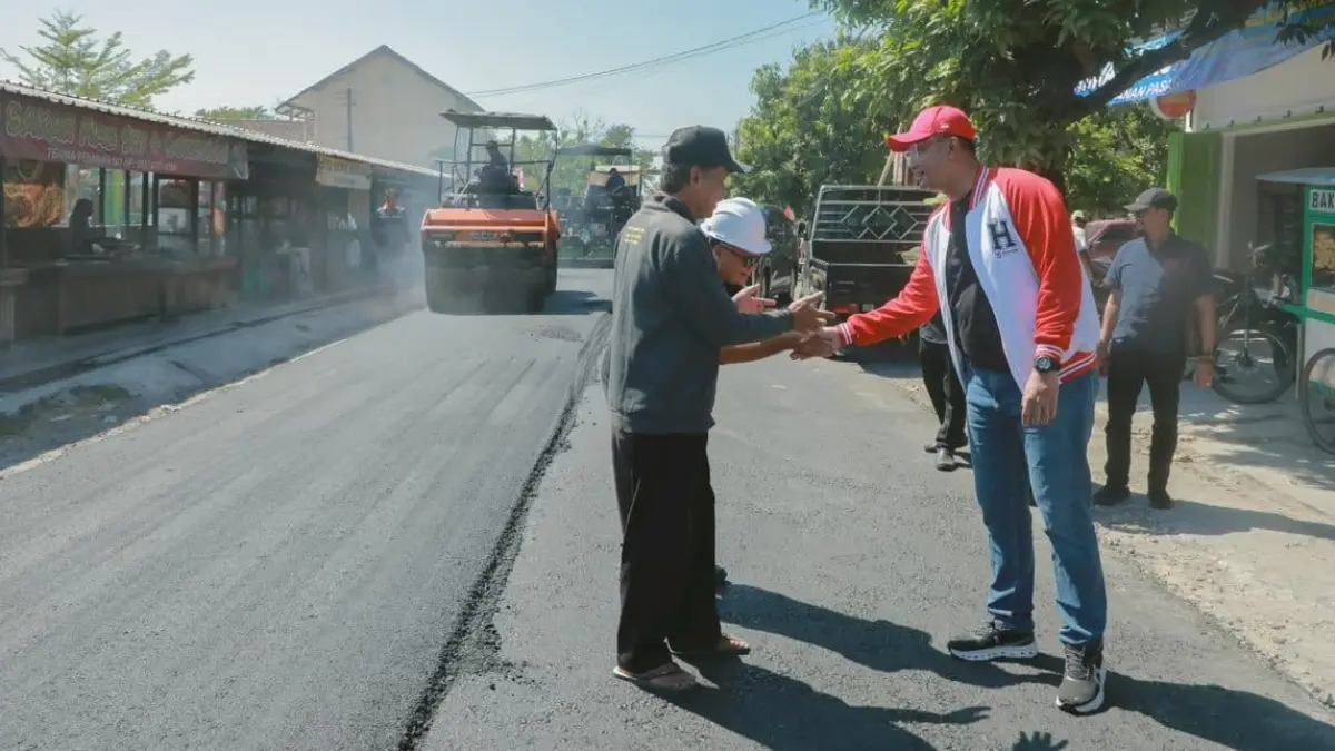Bupati Klaten Hamenang Wajar Ismoyo saat mengecek langsung pengaspalan ruas Jalan Trucuk-Kalikebo, Kecamatan Trucuk, Selasa (25/8/2026). (Dokumentasi Bagian Prokopim Setda Klaten)