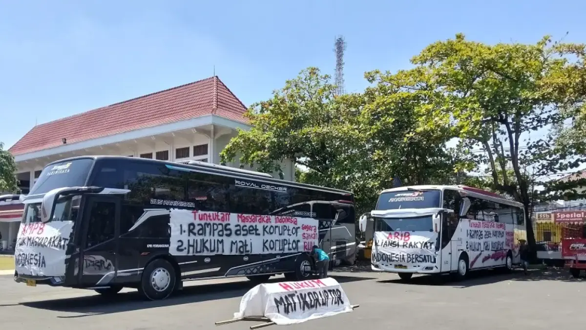 Bus AMPB bertolak ke Jakarta untuk demo di depan Gedung DPR RI pada 27 Agustus 2026. (Radar Pati)


