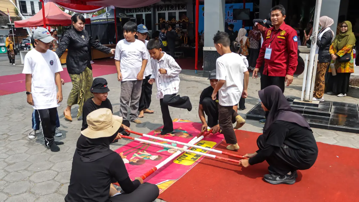 Goara-Goara dimainkan anak-anak dalam kegiatan Pidato Kebudayaan Mega Diversity di kampus Universitas Tunas Pembangunan (UTP), Rabu (26/8). (M IHSAN/RADAR SOLO)