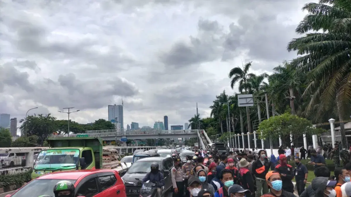 ILUSTRASI. Kepadatan kendaraan Jalan Gatot Subroto akibat buruh berunjuk rasa di depan Gedung DPR/MPR RI, Jakarta Pusat, Senin (7/2/2022). (ANTARA/Walda)