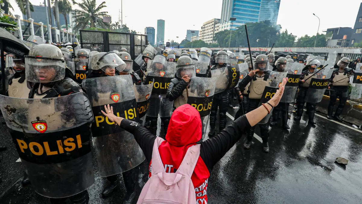 Ilustrasi polisi terlibat aksi bentrok dengan peserta demo di depan Kompleks Parlemen, Senayan. (Salman Toyibi/ Jawa Pos)

 
