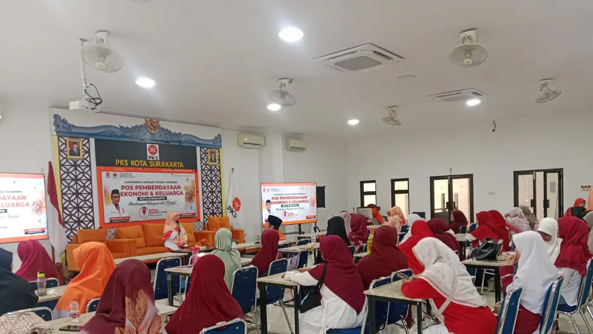 Kader perempuan PKS Solo mendapat pelatihan wirausaha. (A Christian/Radar Solo)
