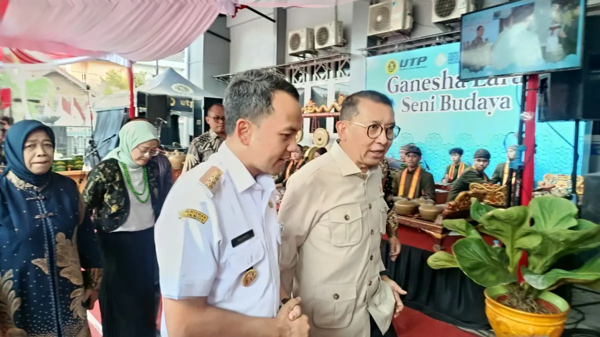 Menteri Kebudayaan Fadli Zon dan Wali Kota Solo Respati Ardi dalam Pidato Kebudayaan Mega Diversity di Universitas Tunas Pembangunan (UTP), Rabu (26/8). (Alfida Nurcholisah/Radar Solo)