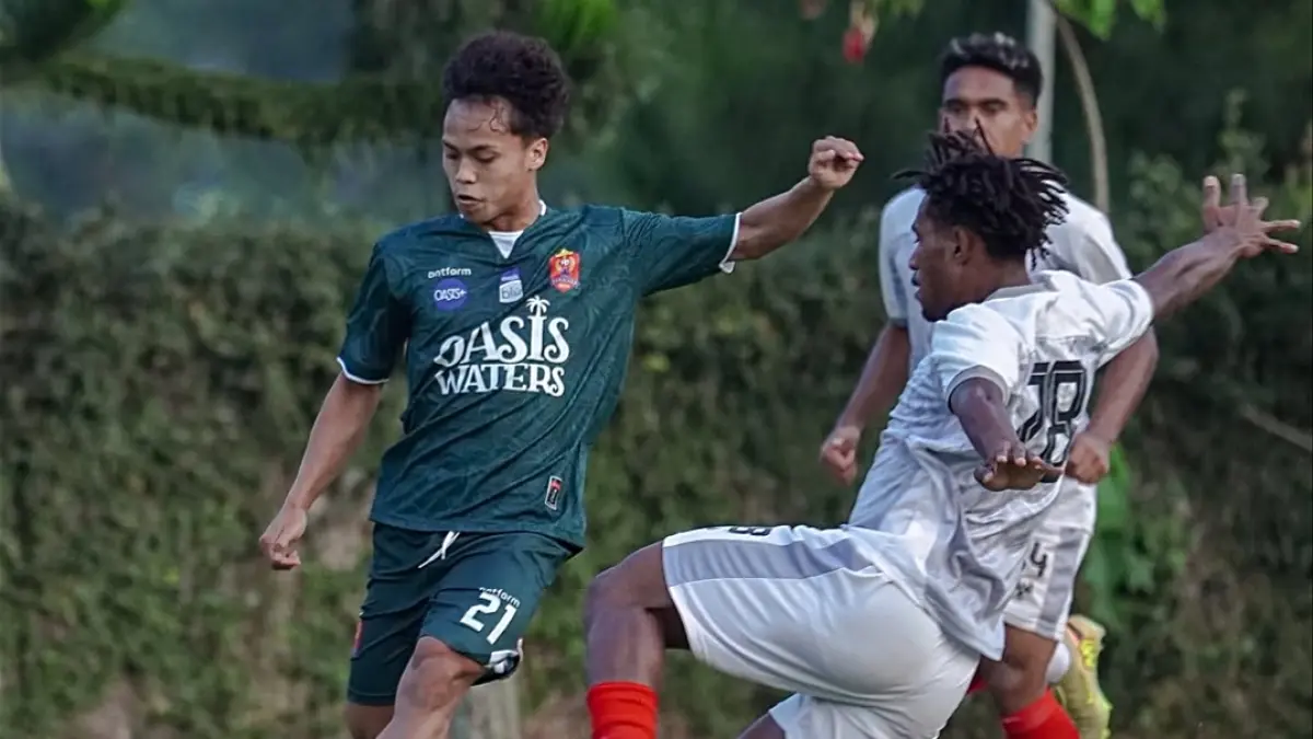 PEMANASAN: Pemain Persipura, Ramai Rumakiek berduel dengan pemain Persijap Jepara dalam laga uji coba di Soccer Field Lestarindo, Boyolali, Sabtu (22/8).&nbsp;(Tim Media Persipura) 
