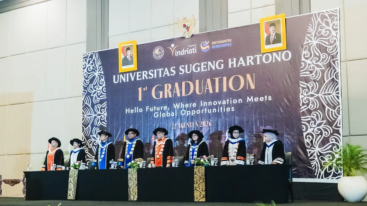 Prosesi wisuda perdana Universitas Sugeng Hartono (USH) di Ruby 1 Convention Hall, Grand Mercure Solo Baru,yang dikemas dengan konsep berbeda, Sabtu (22/8/2026). (DOK.USH)
