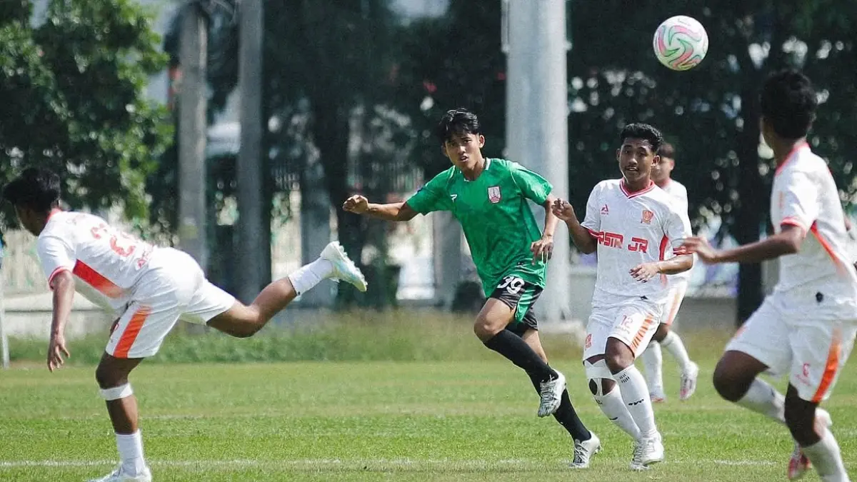 SARAT GENGSI: Pertandingan Persis Solo U-17 vs PSIR Renbang U-17 di Lapangan Kotta Barat, Rabu (26/8). (TIM MEDIA PERSIS SOLO)