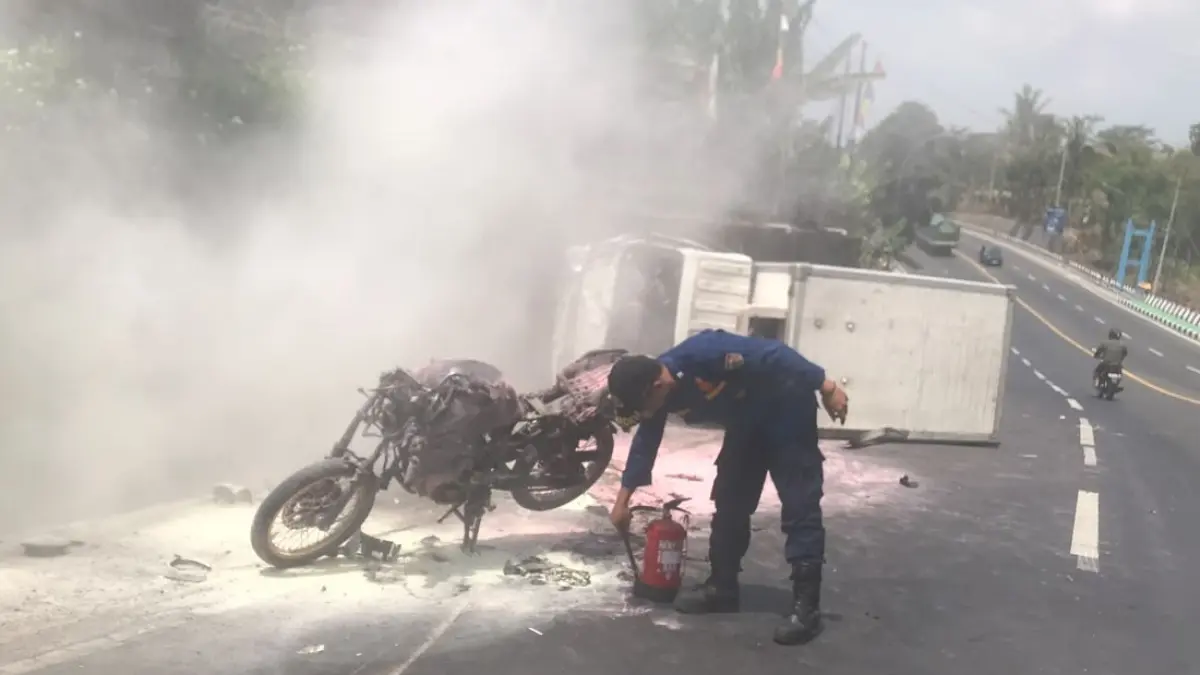 Sepeda motor terbakar setelah terlibat kecelakaan dengan mobil boks di Jalan Semarang-Solo, tepatnya di Dukuh Kenteng, Desa Sidomulyo, Kecamatan Ampel, Boyolali, Rabu (26/8/2026). (ABDUL KHOFID/RADAR SOLO)