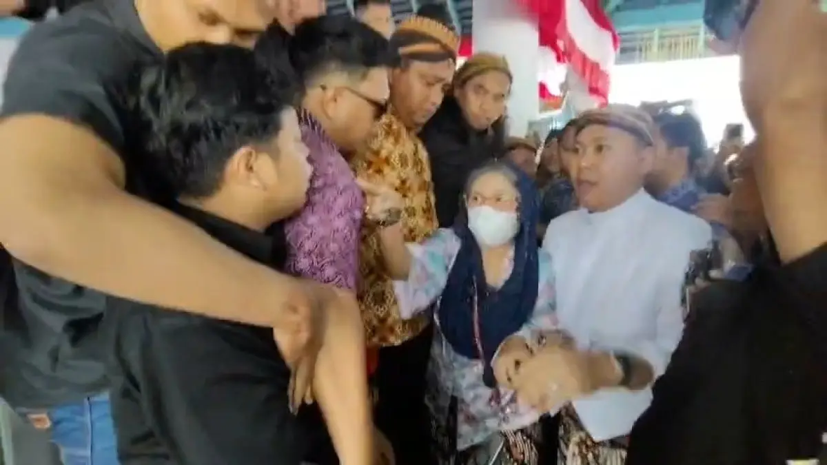Tangkapan layar gegeran yang terjadi saat prosesi adat Miyosaken Gamelan Sekaten, Rabu (19/8/2026). (ISTIMEWA)