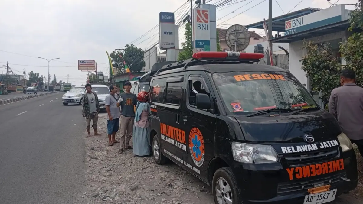 Tim relawan evakuasi jasad pria di dalam ATM, Jalan Solo-Sragen, Kecamatan Jaten, Karanganyar, Rabu (26/8/2026). (Rudi Hartono/Radar Solo)