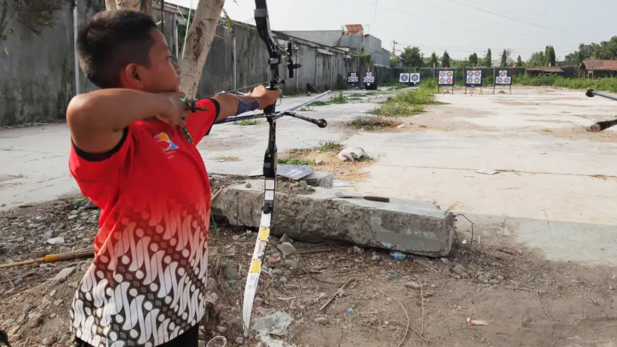 Atlet panahan Kota Solo tengah jalani latihan di Lapangan UMS. (Hernindya Jalu/Radar Solo)