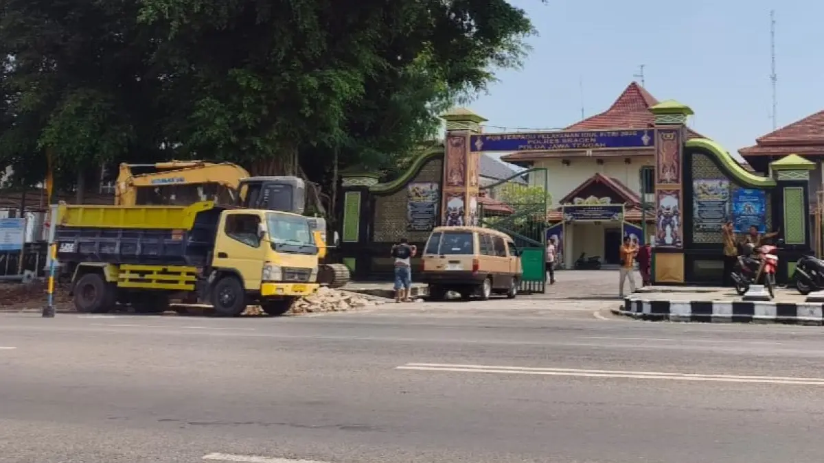 Bekas Kantor Pemda Sragen di depan alun-alun mulai dibongkar, Kamis (27/8/2026). (Ahmad Khairudin/Radar Solo)