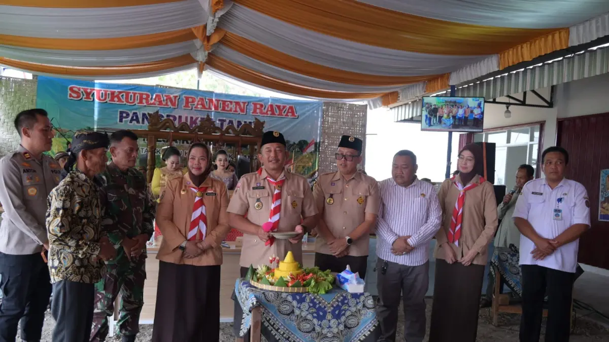 Bupati Karanganyar Rober Christanto saat menghadiri syukuran panen padi di wilayah Tasikmadu. (Rudi Hartono/Radar Solo)