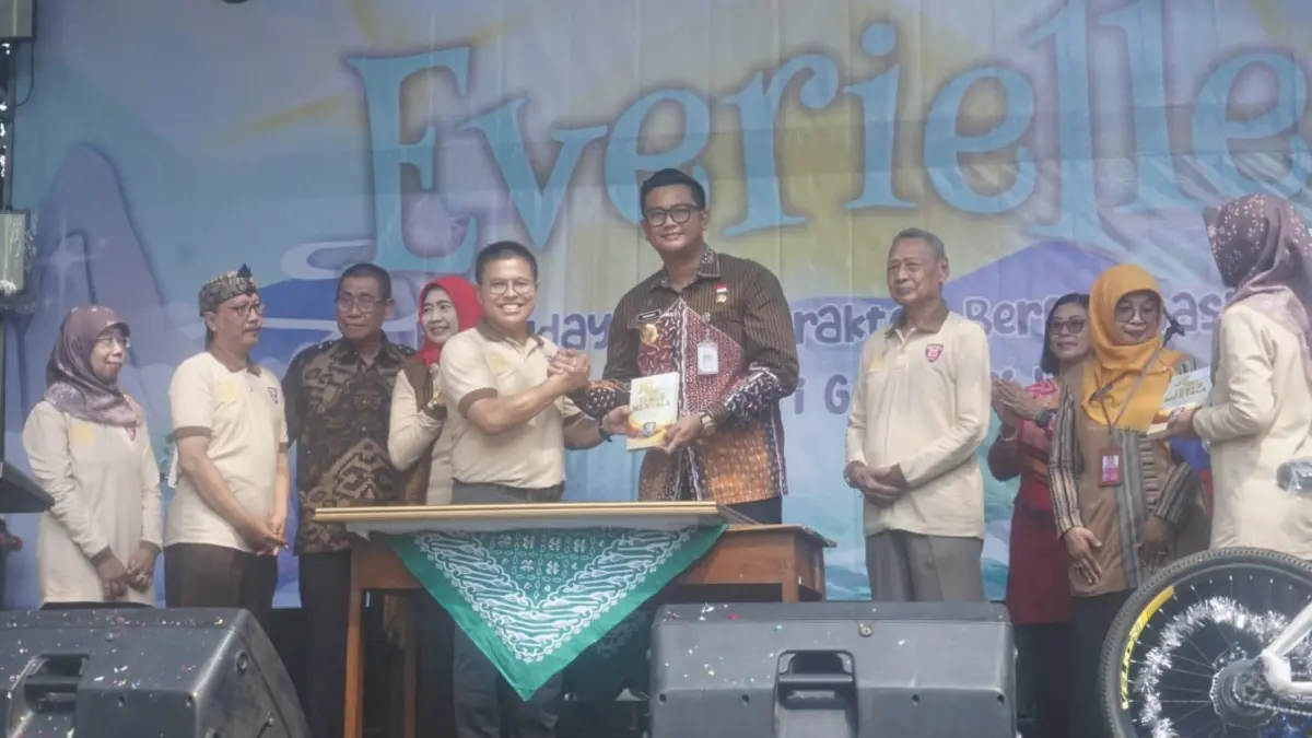 Bupati Klaten Hamenang Wajar Ismoyo melakukan peluncuran buku berjudul Jejak Yang Terus Menyala yang merupakan persembahan dari Keluarga Alumni SMA N 2 Klaten (Kasmada) Angkatan 1985 di sekolah setempat, Kamis (27/8/2026). (Angga Purenda/Radar Solo)