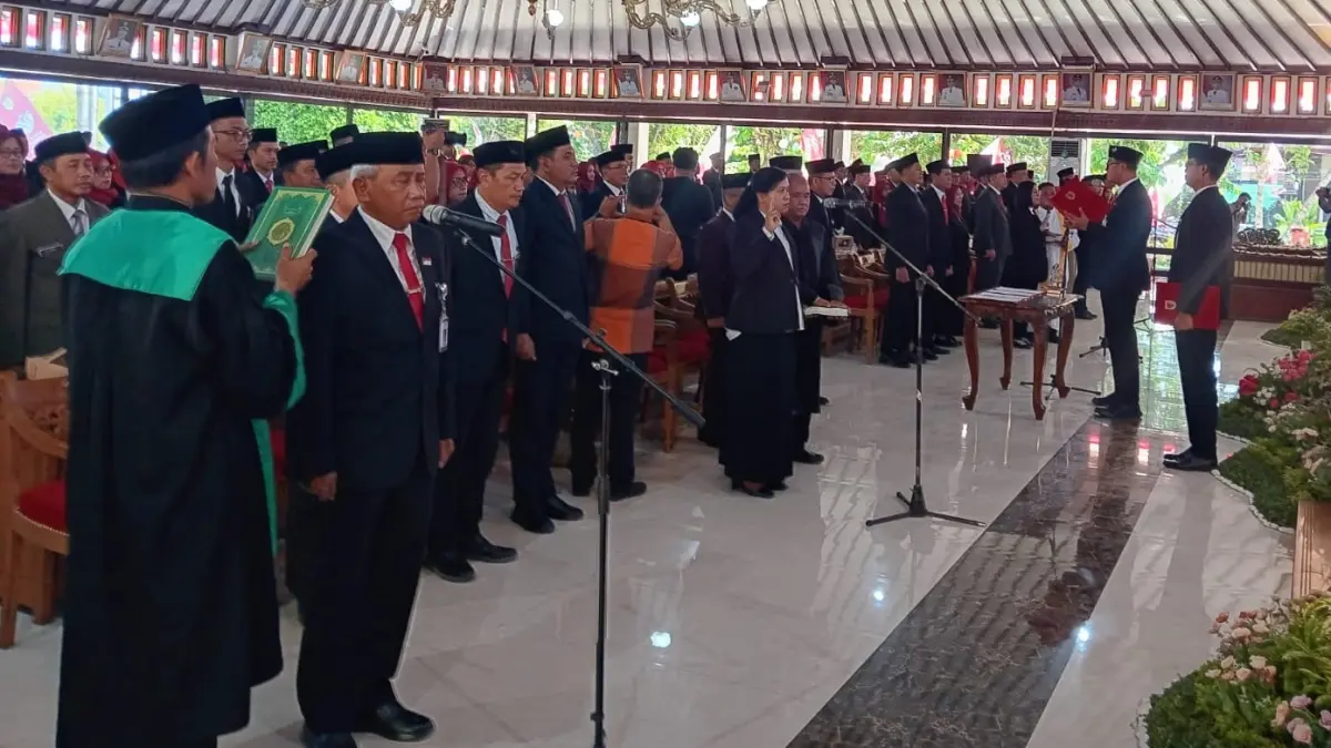 Bupati Klaten Hamenang Wajar Ismoyo melantik 137 pejabat di Pendapa Pemkab Klaten, Kamis (27/8/2026). (Angga Purenda/Radar Solo)
