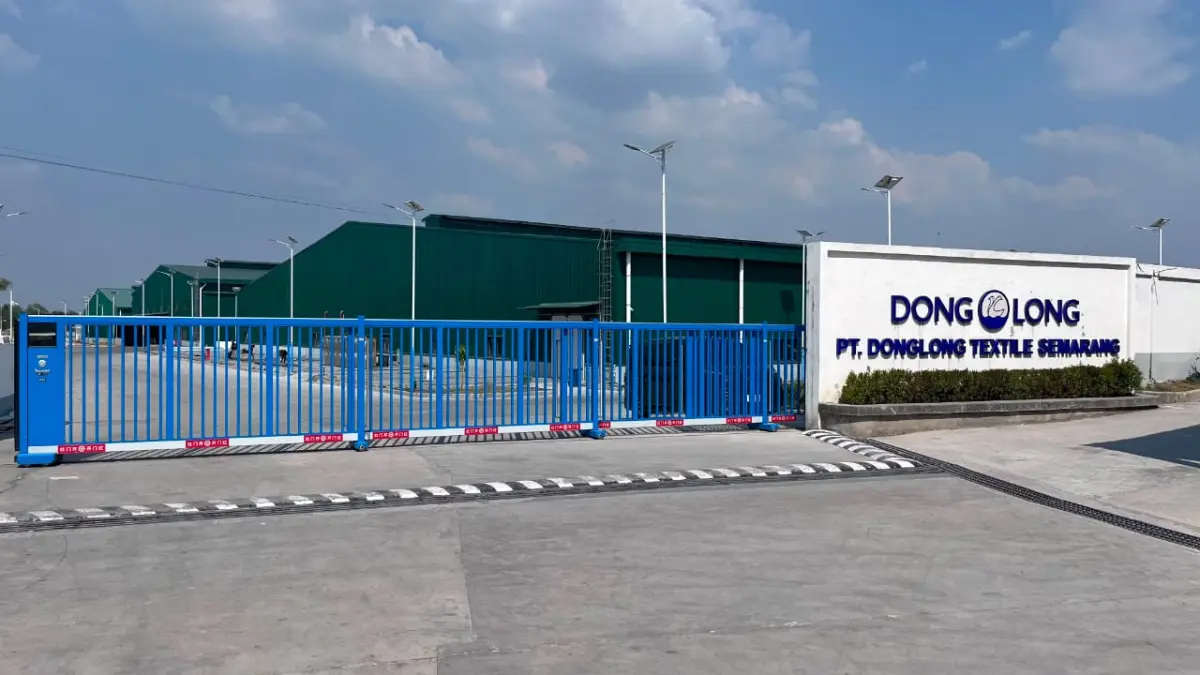Gerbang utama PT Donglong Textile Semarang di Kecamatan Sambungmacan, Sragen. (Ahmad Khairudin/Radar Solo)
