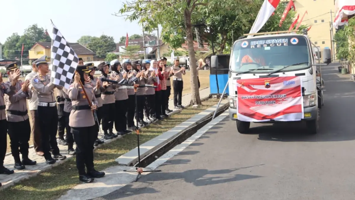 Kapolres Sragen AKBP Dewiana Syamsu Indyasari memberangkatkan truk tangki air untuk dikirim ke daerah krisis air bersih, Kamis (27/8/2026). (Ahmad Khairudin/Radar Solo)