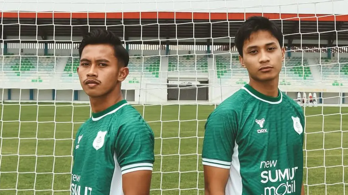 M. Akram Albar Hamdani (kiri) bersama Pramoedya Putra Suhardi resmi gabung PSMS Medan. (Tim Media PSMS Medan)