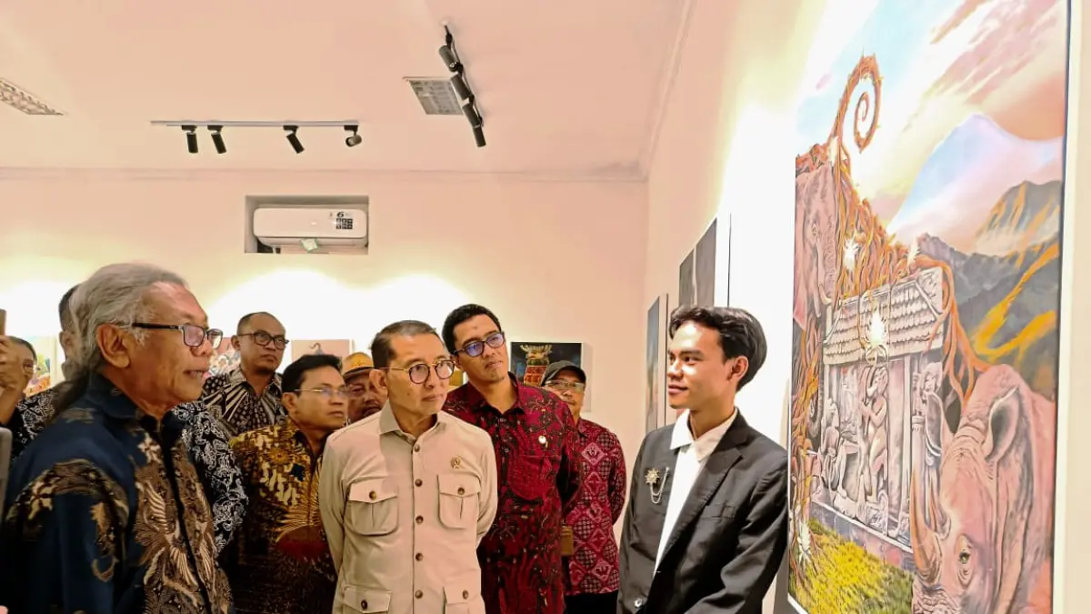 Menteri Kebudayaan RI Fadli Zon dan Rektor ISI Bondet Wrahatnala di Galeri Seruni ISI Solo, Rabu sore (26/8). (Alfida Nurcholisah/Radar Solo)