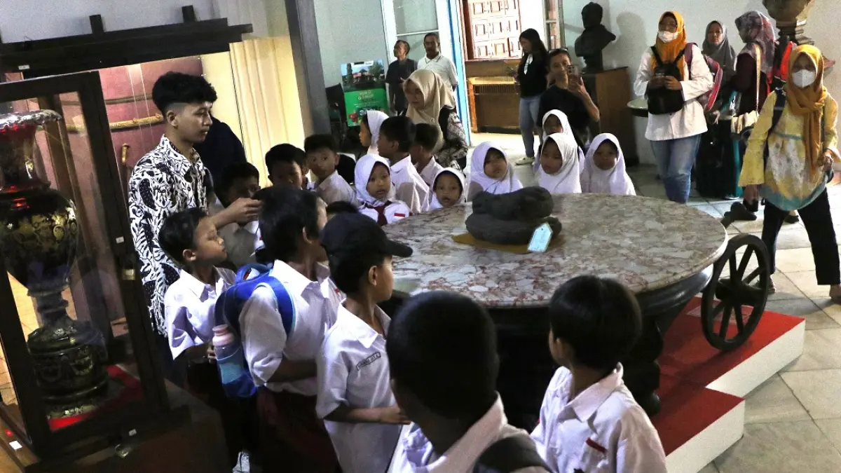 Murid SD berkunjung ke Museum Radya Pustaka. (ARIEF BUDIMAN/RADAR SOLO)