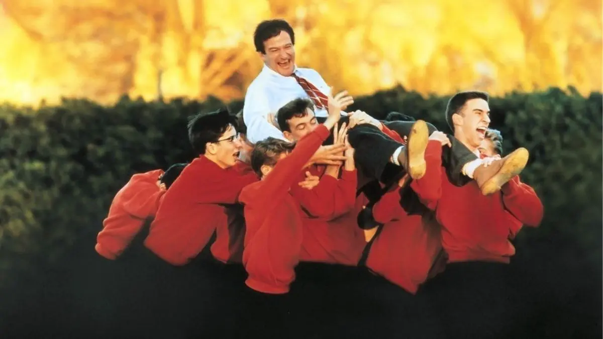 Pesan carpe diem dalam film Dead Poets Society tetap relevan bagi anak muda menghadapi ketidakpastian. 