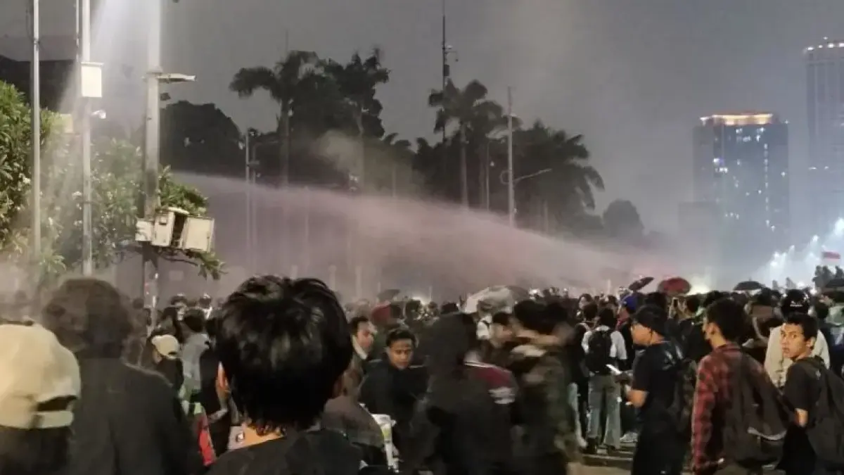 Situasi didepan gedung DPR/MPR RI setelah polisi melakukan pembubaran pada Kamis (27/8/2026). (ANTARA/Ilham Kausar)