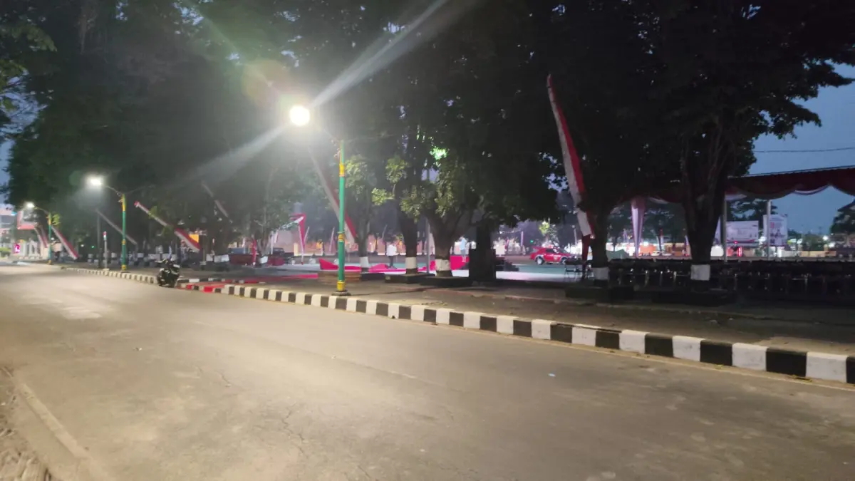Suasana malam hari di Jalan Veteran Sukoharjo yang diusulkan untuk ajang car free night (CFN) secara rutin. (IWAN KAWUL/RADAR SOLO)