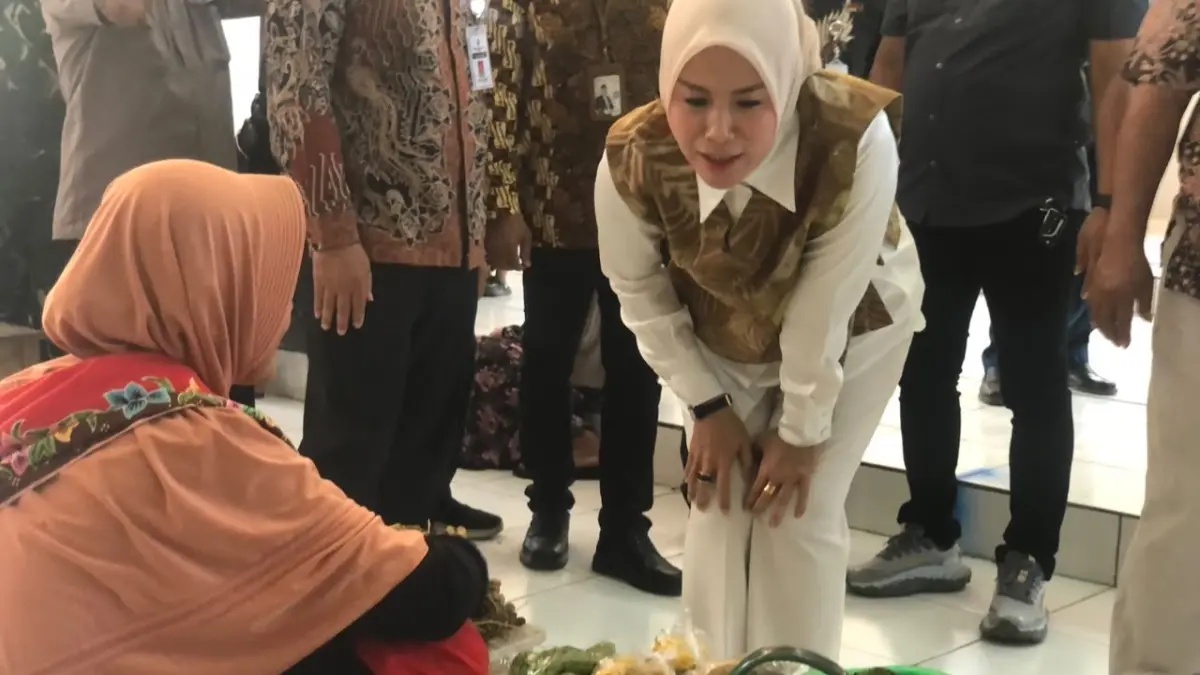 Wakil Bupati Boyolali Dwi Fajar Nirwana berdialog dengan pedagang di sela peresmian Pasar Rakyat Nogosari Boyolali beroperasi, Kamis (27/8/2026). (ABDUL KHOFID/RADAR SOLO)