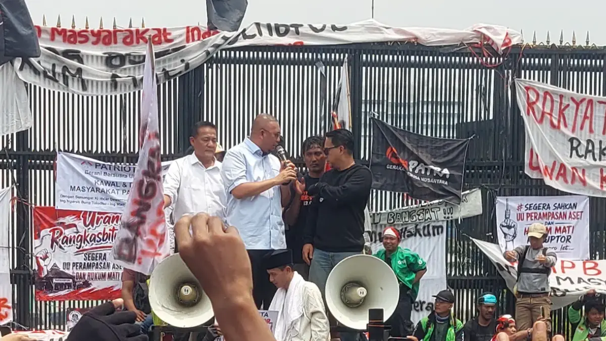 Wakil Ketua Komisi VI DPR Andre Rosiade temui massa aksi di depan gedung DPR RI, Kamis (27/8/2026). (Ryandi Zahdomo/JawaPos.com)