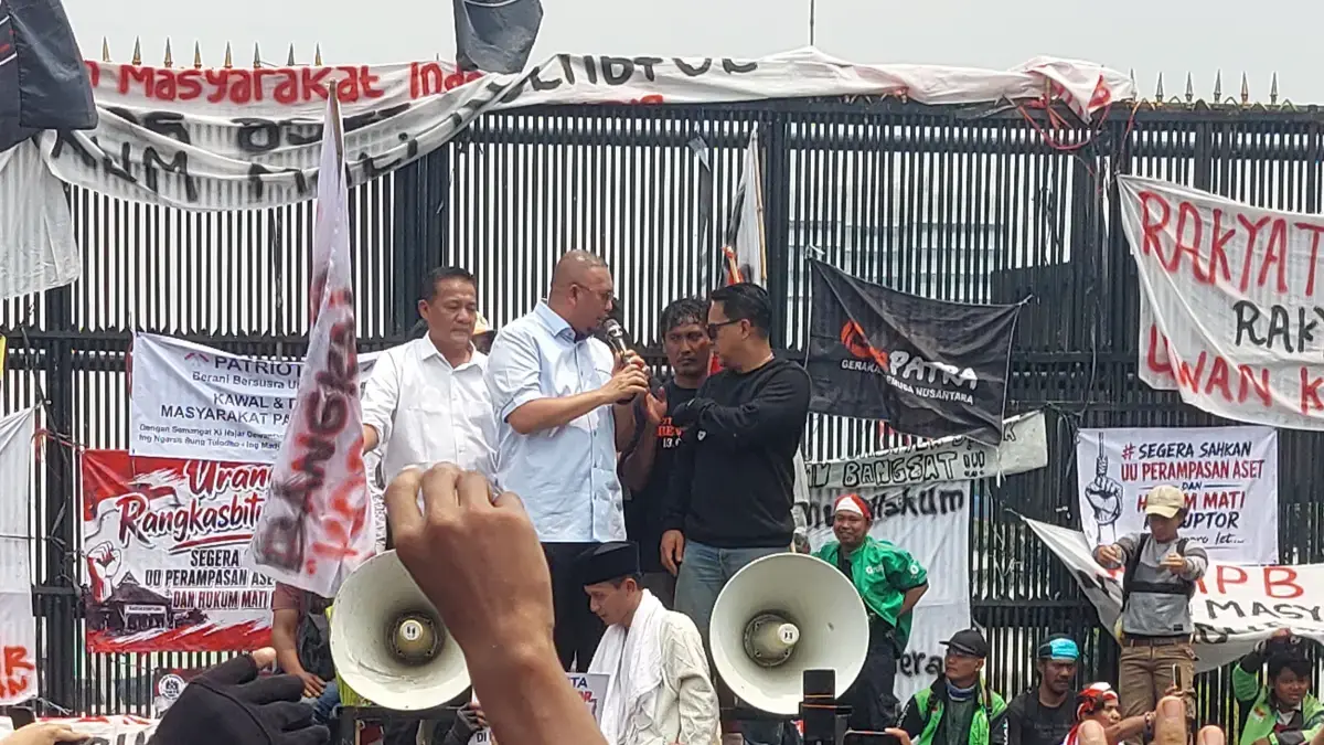Wakil Ketua Komisi VI DPR RI, Andre Rosiade bersama koordinator Aliansi Masyarakat Pati Bersatu (AMPB) Teguh Istiyanto diatas mobil komando, Kamis (27/8). (Ryandi Zahdomo/JawaPos.com)