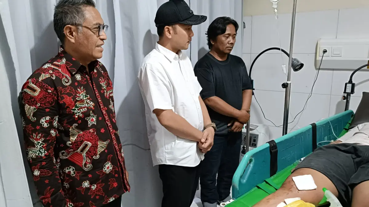 Wali Kota Solo Respati Ardi dan anggota DPRD Kota Surakarta Wahyu Haryanto, menjenguk dua anak yang menjadi korban kebakaran home industry mebel di sekitar SMK Batik 2 Solo. 