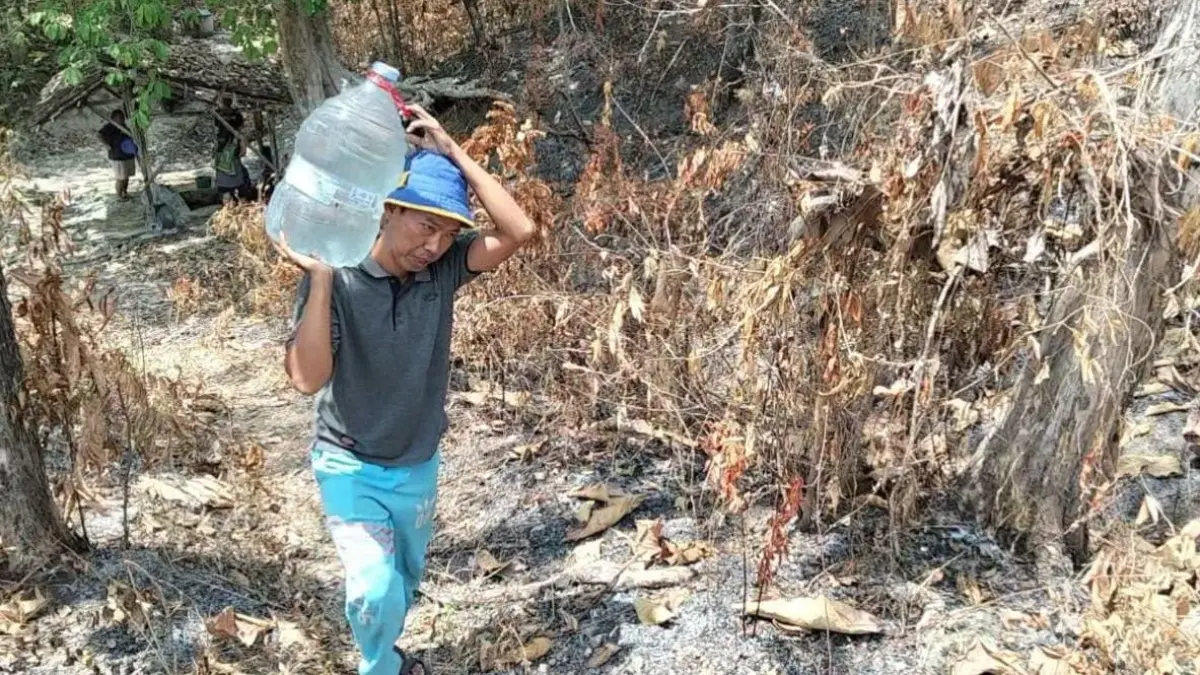 Warga Desa Ngaren, Kecamatan Juwangi, Kabupaten Boyolali mencari sumber air hingga ke dalam hutan Perhutani. (ABDUL KHOFID/RADAR SOLO) 