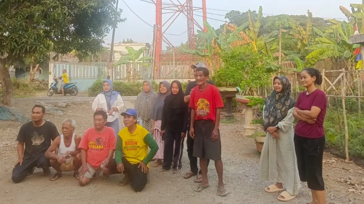 Warga di sekitar tower di Lingkungan Nadi Kelurahan Kedungrejo, Kecamatan Nguntoronadi, Wonogiri belum lama ini. (ISTIMEWA)