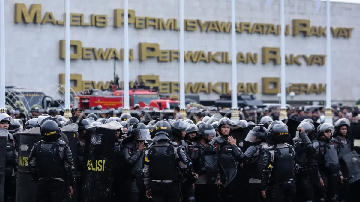 Aksi 27 Agustus di Gedung DPR RI membawa ragam tuntutan dari empat kelompok massa. Foto: ANTARA.
