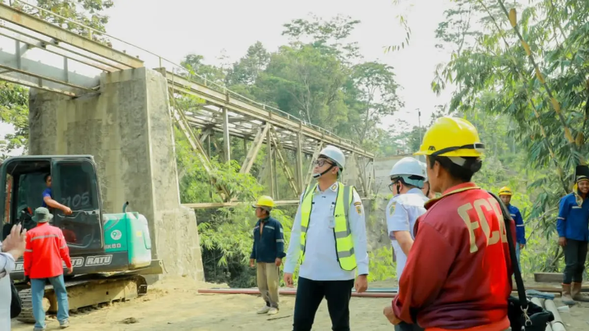 Bupati Klaten Hamenang Wajar Ismoyo saat meninjau pembangunan Jembatan Ngancar di ruas Jalan Jiwan-Kayumas, Kecamatan Jatinom, pada Rabu (26/8/2026). (Dokumentasi Bagian Prokopim Setda Klaten)

