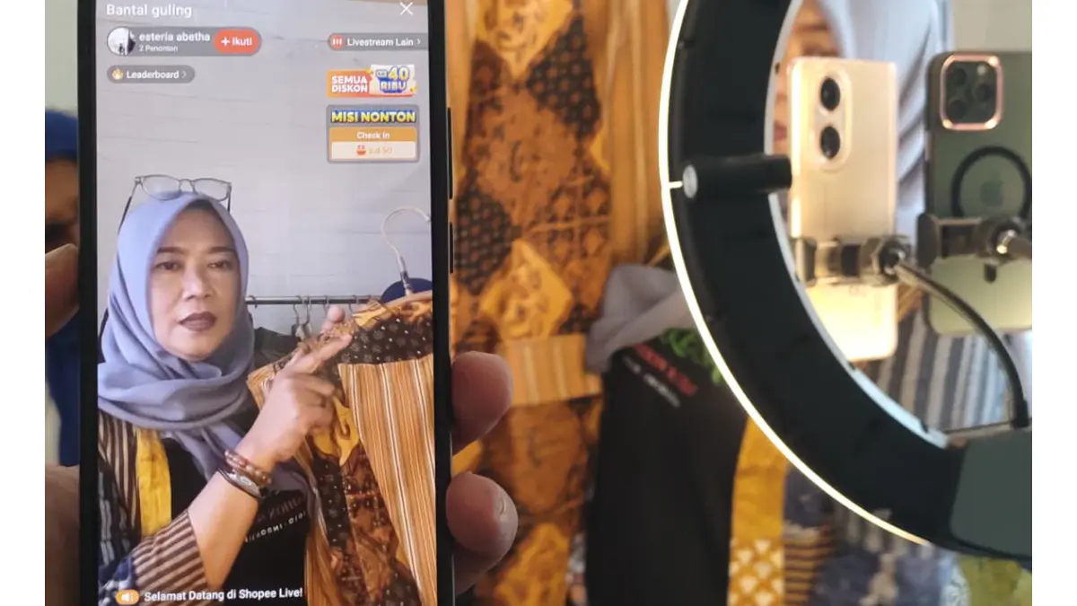 Ibu-ibu anggota Kelompok Wanita Kreatif Kelurahan Tipes, Jebres, Solo tengah menawarkan produk fashion dari kain perca lewat Shopee Live. (SILVESTER K/RADAR SOLO)