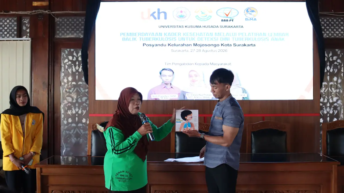 Para kader diperkenalkan dengan media edukasi yang dapat digunakan dalam kegiatan Posyandu.