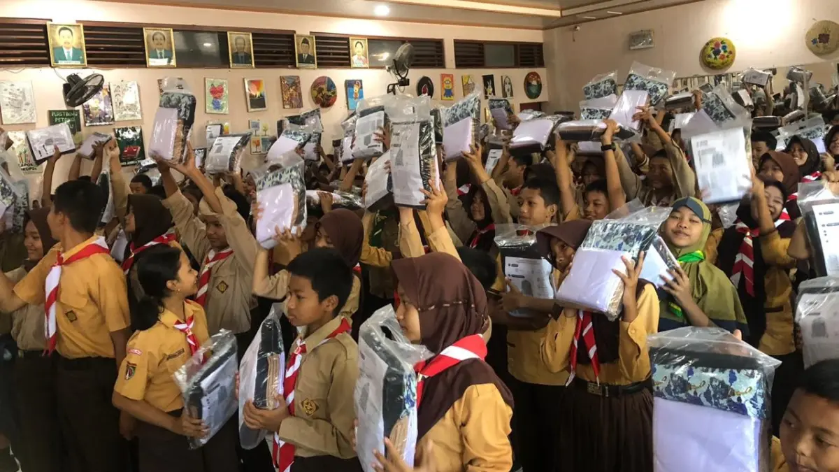 Para murid menerima bantuan seragam sekolah dan LKS gratis dari Pemkab Boyolali, Jumat (28/8/2026). (ABDUL KHOFID/RADAR SOLO)