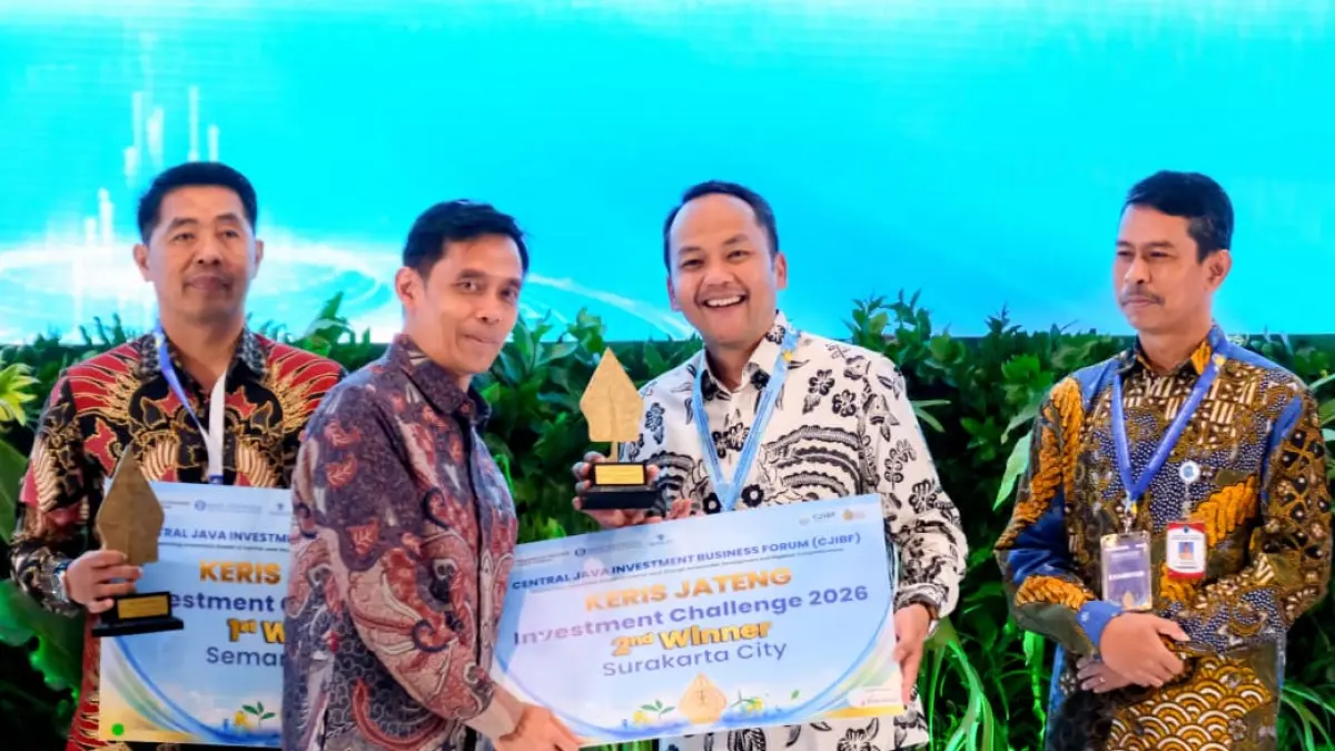 Pemkot Solo menyabet juara 2 investasi di Jateng, Wali Kota Solo Respati Ardi menerima penghargaan dari Pemprov Jateng.  