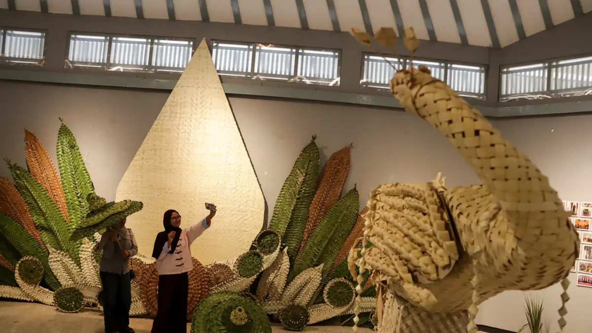 Pengunjung melihat karya seni pameran Sejanur Nusantara di Taman Budaya Jawa Tengah (TBJT), Jumat (28/8). (M.IHSAN/RADAR SOLO)