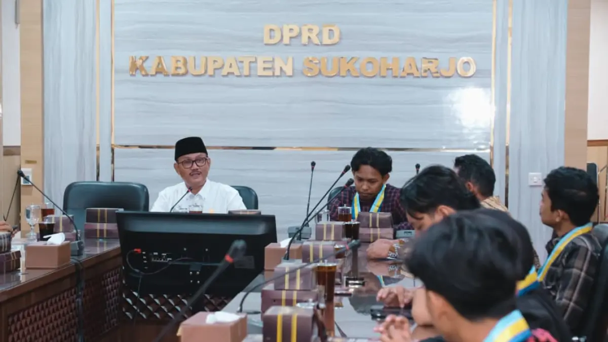 Perwakilan Pergerakan Mahasiswa Islam Indonesia (PMII) Cabang Sukoharjo geruduk Gedung DPRD Sukoharjo untuk audiensi, Jumat (28/8). (Iwan Kawul/Radar Solo)