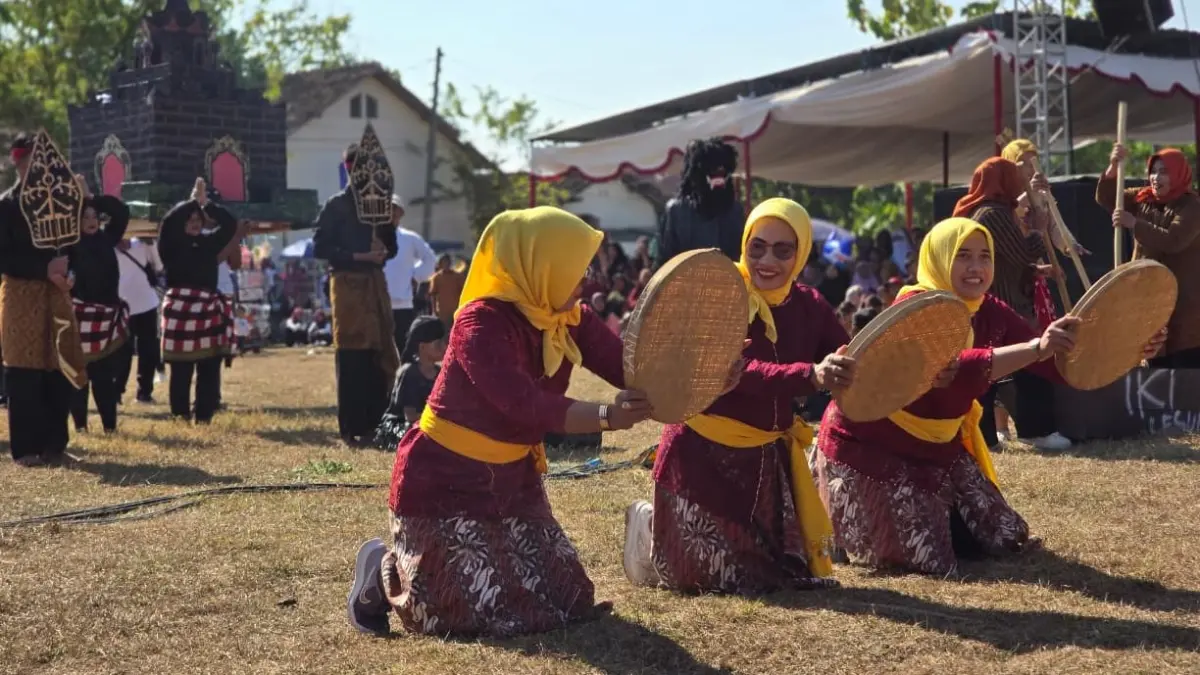 Peserta kirab Kirab Budaya dan Merah Putih Desa Jambanan 2026 di lapangan Desa Jambanan, Kecamatan Sidoharjo, Sragen, Jumat (28/8/2026). (Ahmad Khairudin/Radar Solo)