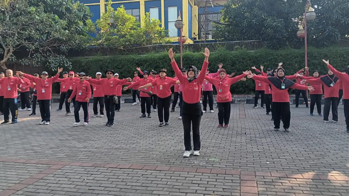 Peserta Prolanis dari PMI Klaten yang melakukan kegiatan senam bersama di Taman Lampion, Kecamatan Klaten Utara, (15/7/2026). (Angga Purenda/Radar Solo)
