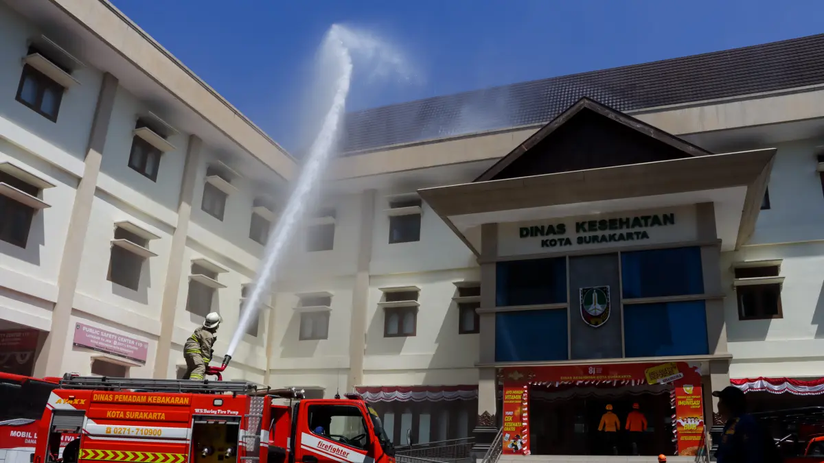 Simulasi penanganan kebakaran di Balai Kota Solo, Jumat (28/8/2026). (M Ihsan/Radar Solo)
